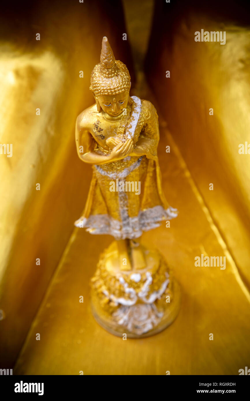 Primo piano particolare del piccolo ornato oro buddha a Wat Phra Yai si trova sulla collina Pratumnak in Pattaya, Chonburi, Thailandia. Foto Stock