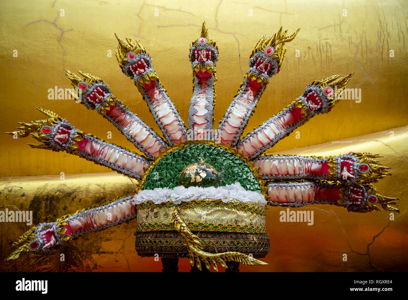 Primo piano particolare di ornati in oro drago e il demone del tempio di Wat Phra Yai si trova sulla collina Pratumnak in Pattaya, Chonburi, Thailandia. Foto Stock