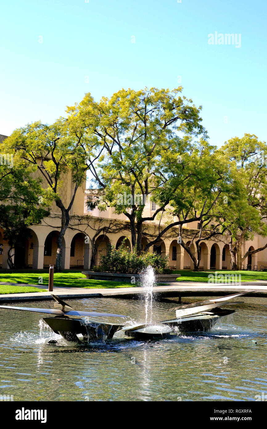L'acqua forma la scultura da George Baker a Millikan stagno sul campus della California Institute of Technology di Pasadena, California, Stati Uniti d'America. Foto Stock