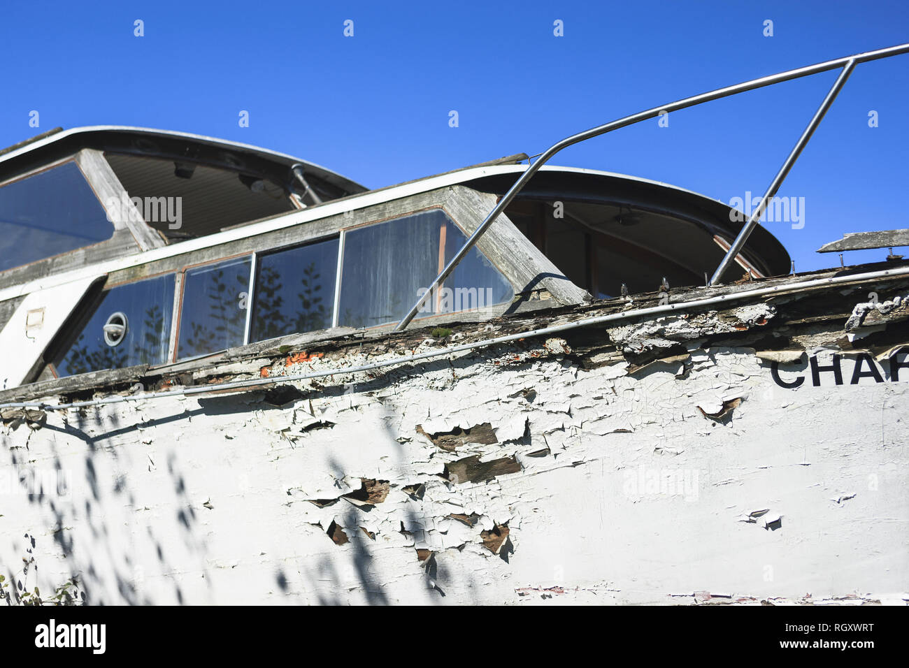Sun essiccato e dimenticata barca vicino a Cochem Zell, Rheinland-Platinate, Germania, Europa Foto Stock