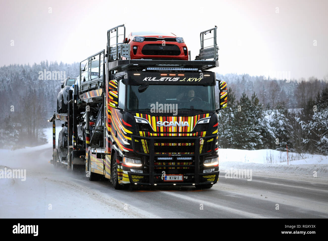 Salo, Finlandia - 26 Gennaio 2019: unico veicolo Scania R650 del Kuljetus J. Kivi cale vetture su strada su un pomeriggio invernale nel sud della Finlandia. Foto Stock