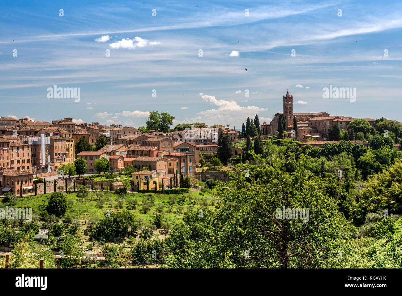 Vista di Siena con la Basilica di San Clemente Foto Stock