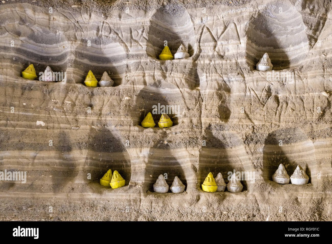 Piccole figure realizzata in pietra sono utilizzati per le cerimonie religiose in una grotta del Kali Gandaki valley Foto Stock
