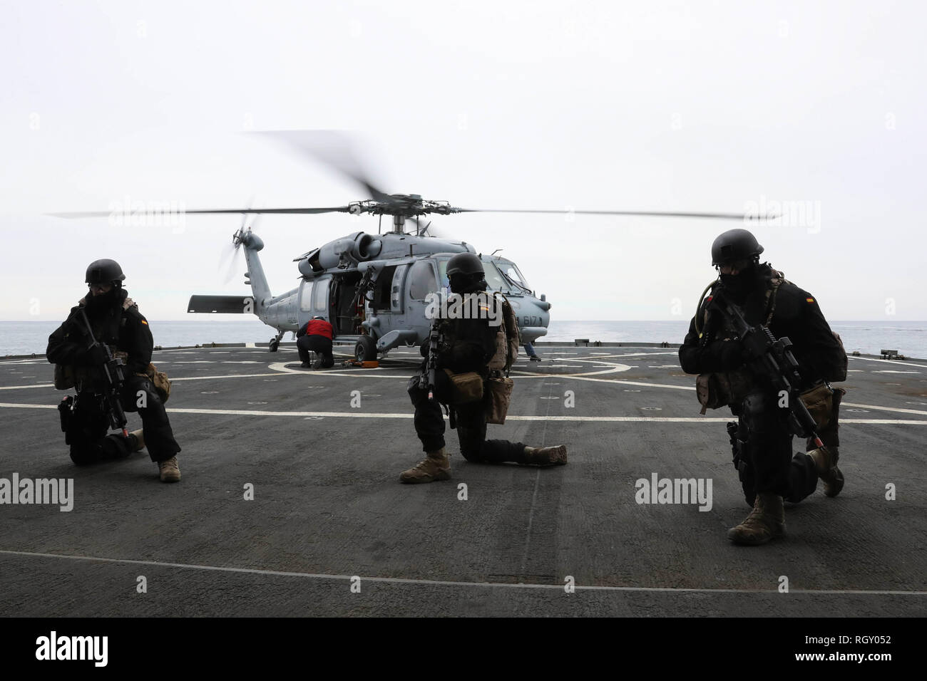190127-N-PW716-1757 OCEANO ATLANTICO (GEN. 27, 2019) spagnolo marines dal Alvaro de Bazan-class marina spagnola frigate ESP Méndez Núñez (F 104) condurre un esercizio di imbarco a bordo della flotta oliatore di rifornimento USNS Leroy Grumman (T-AO 195) da un MH-60S Sea Hawk elicottero assegnato all'Nightdippers di elicottero di mare squadrone di combattimento (HSC) 5. Méndez Núñez è in corso e la conduzione di esercizi di gruppo come parte del Carrier Strike gruppo (CSG) 12. CSG-12 è in corso composito conduttore unità di addestramento Esercizio (COMPTUEX). I componenti del CSG-12 incarnano un "team-di-squadre" concetto, combinando su avanzate Foto Stock
