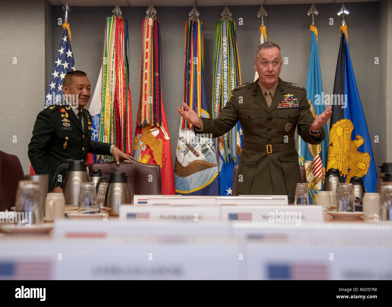 Marine Corps gen. Joe Dunford, presidente del Comune di capi di Stato Maggiore, ospita il suo omologo Capo della difesa della Royal Thai Forze Armate gen. Ponpipaat Benyasri al Pentagono, 29 gennaio, 2019. DoD Foto di Marina Petty Officer 1. Classe Dominique A. Pineiro Foto Stock