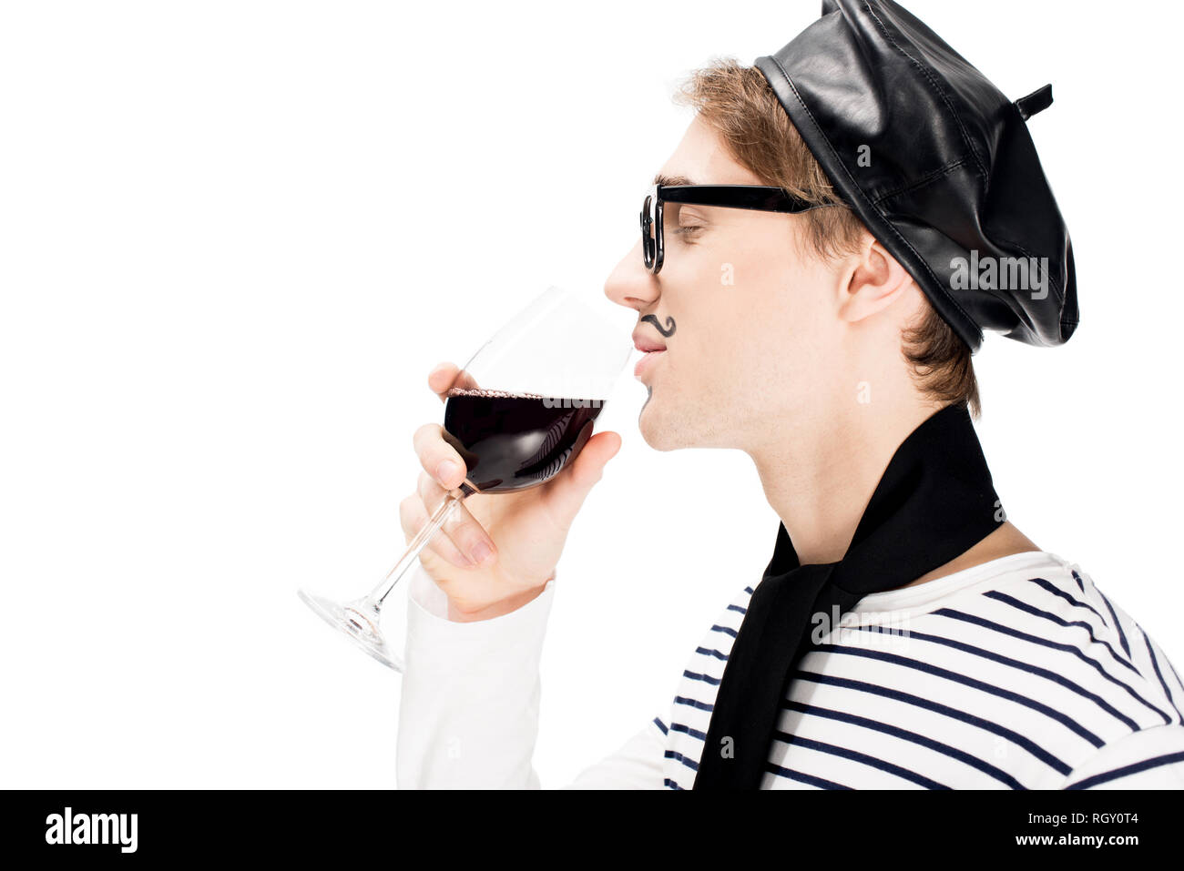 Vista laterale di felice uomo francese tenendo un bicchiere di vino e a bere con gli occhi chiusi isolato su bianco Foto Stock