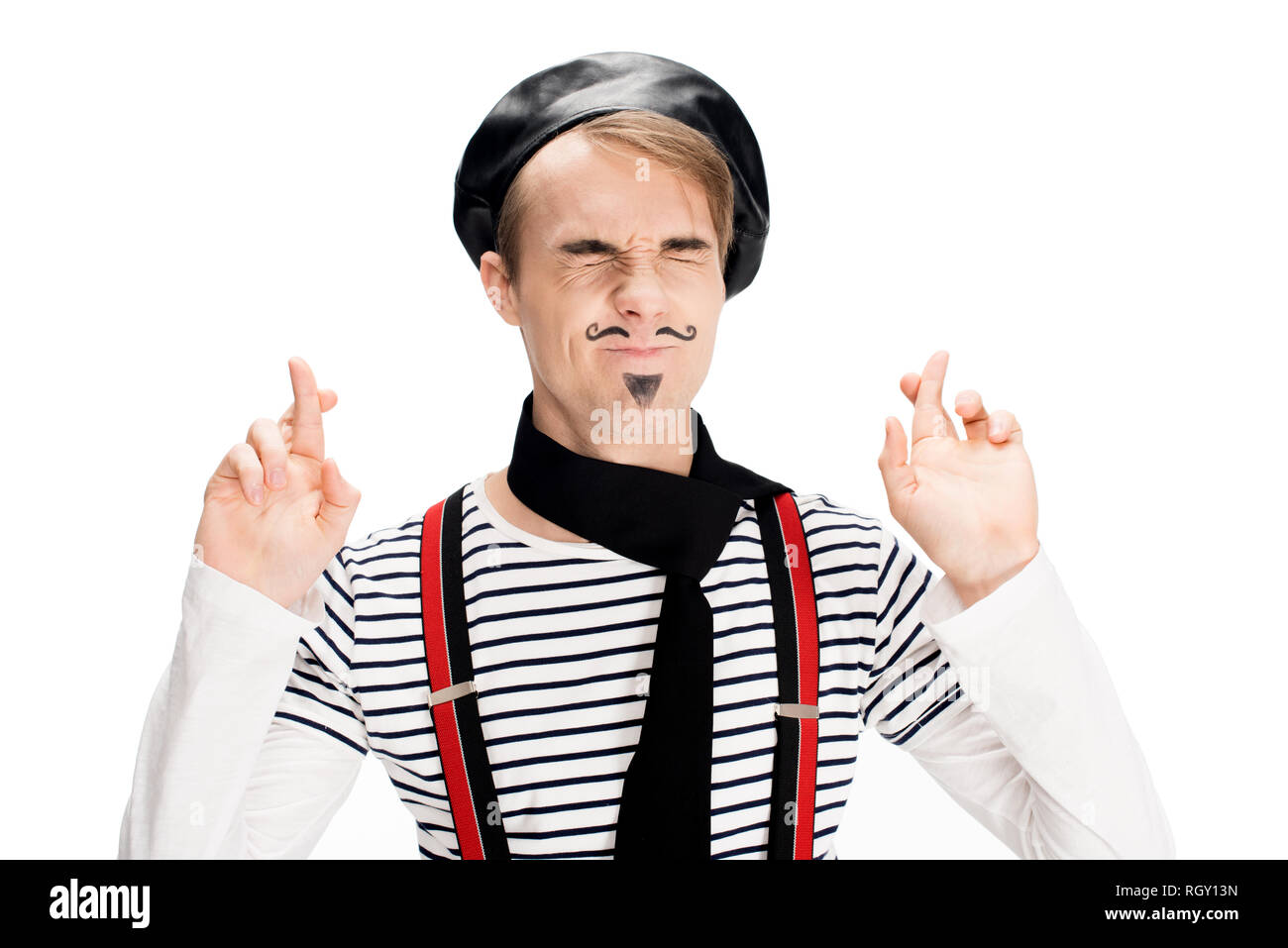 Il francese man in black sciarpa e berretto tenendo le dita incrociate isolato su bianco Foto Stock