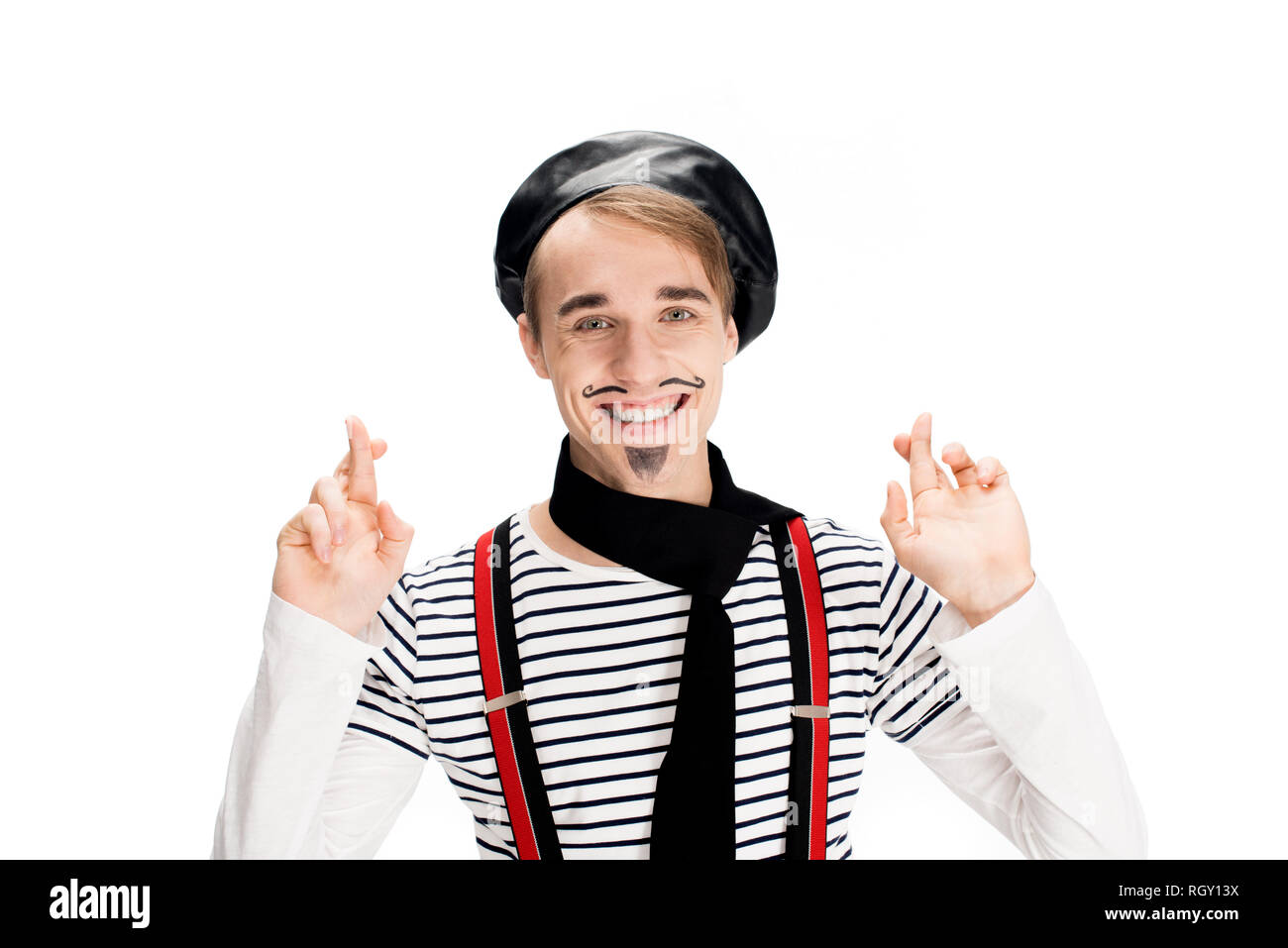 Francese sorridente man in black sciarpa e berretto tenendo le dita incrociate isolato su bianco Foto Stock