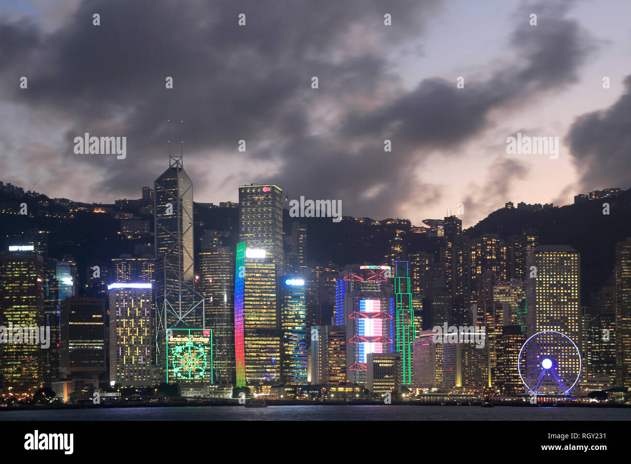 Skyline, Victoria Harbour di notte, Isola di Hong Kong, Hong Kong, Cina Asia Foto Stock