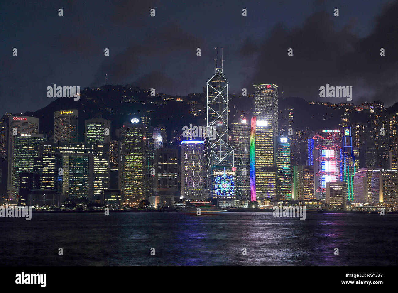Skyline, Victoria Harbour di notte, Isola di Hong Kong, Hong Kong, Cina Asia Foto Stock