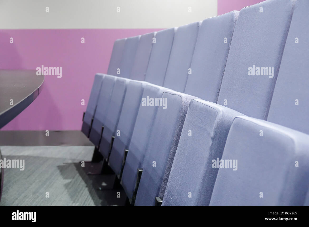 Aula magna con sedie grigio in università Foto Stock