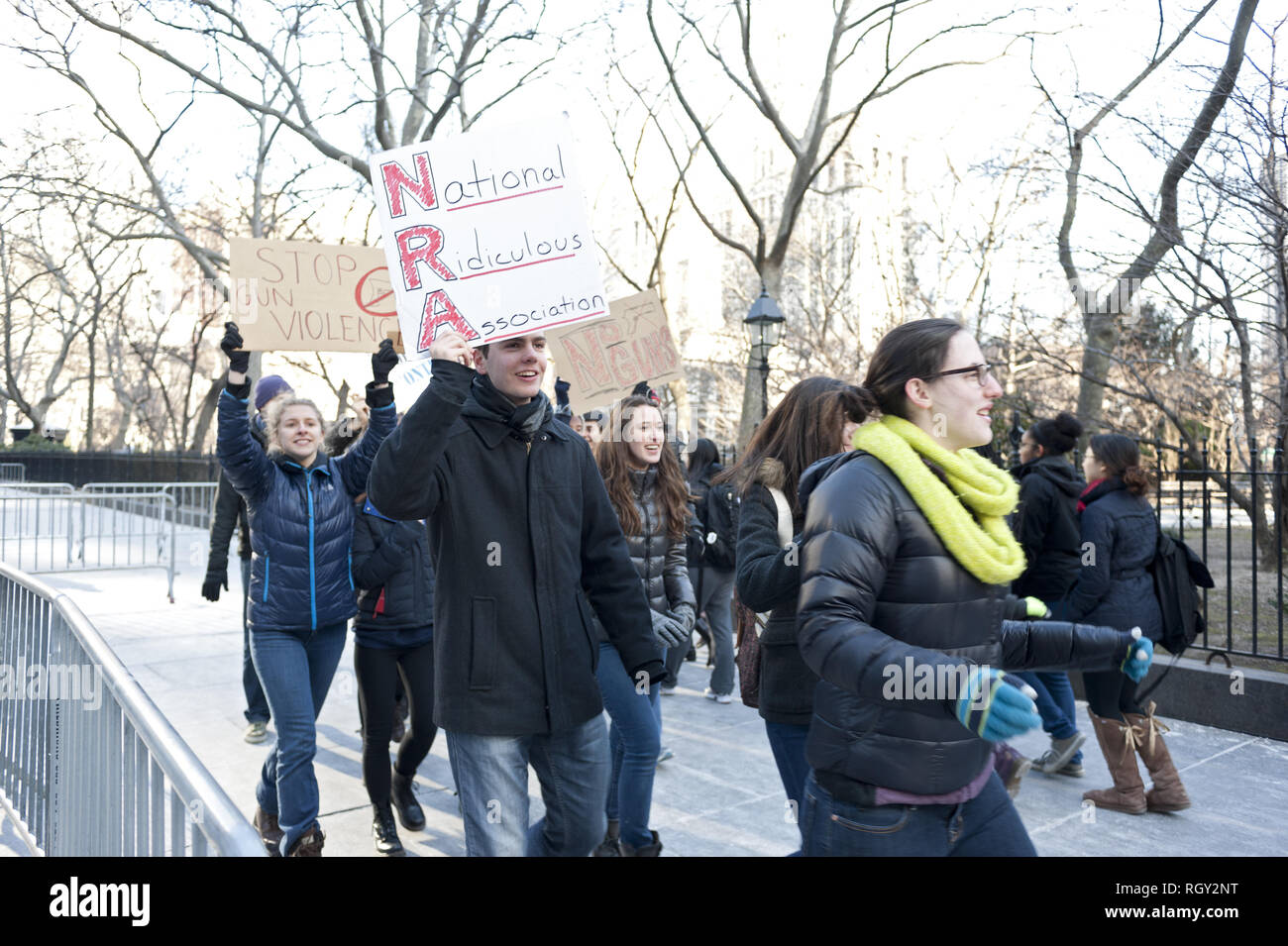 Gli studenti per il controllo dell'arma rally presso il municipio di Manhattan il 4 febbraio 2013. Alta scuola gli studenti della scuola di Dalton in scena l'anti-gun protesta Foto Stock