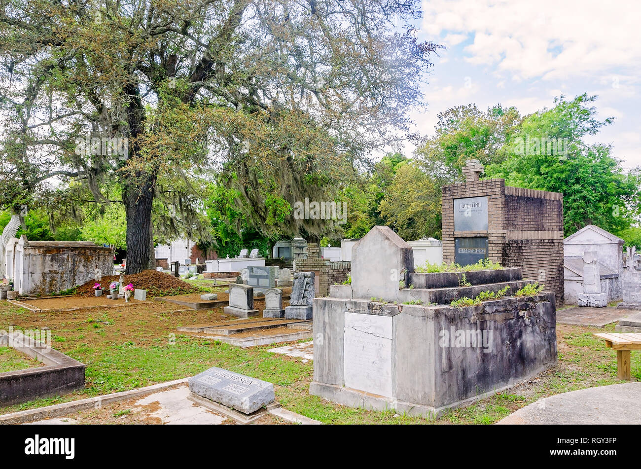 Graves inclusi diversi sopra le tombe di massa sono ritratte, Aprile 6, 2018, nella baia di Saint Louis, Mississippi. Foto Stock