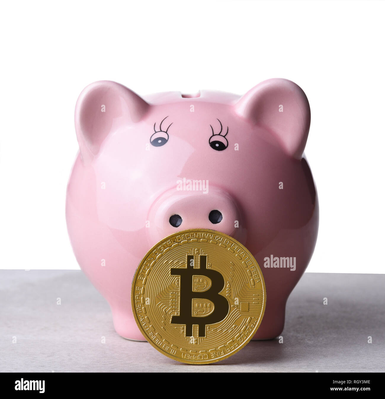 Il concetto di risparmio: Bit Coin in piedi di fronte a una rosa salvadanaio. Foto Stock