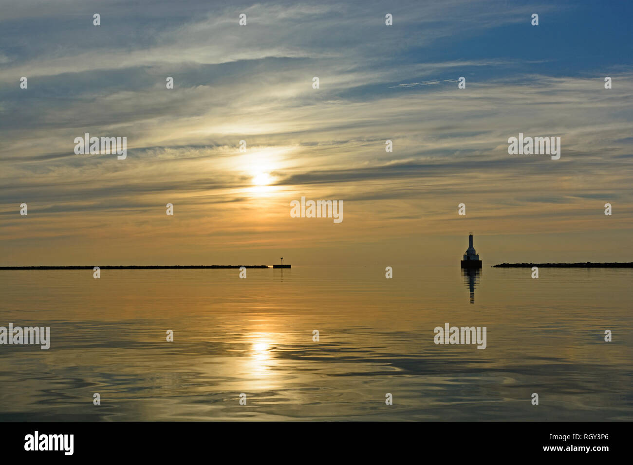 Sun e calma la sera sul Lago Superior vicino McLain parco dello Stato del Michigan Foto Stock