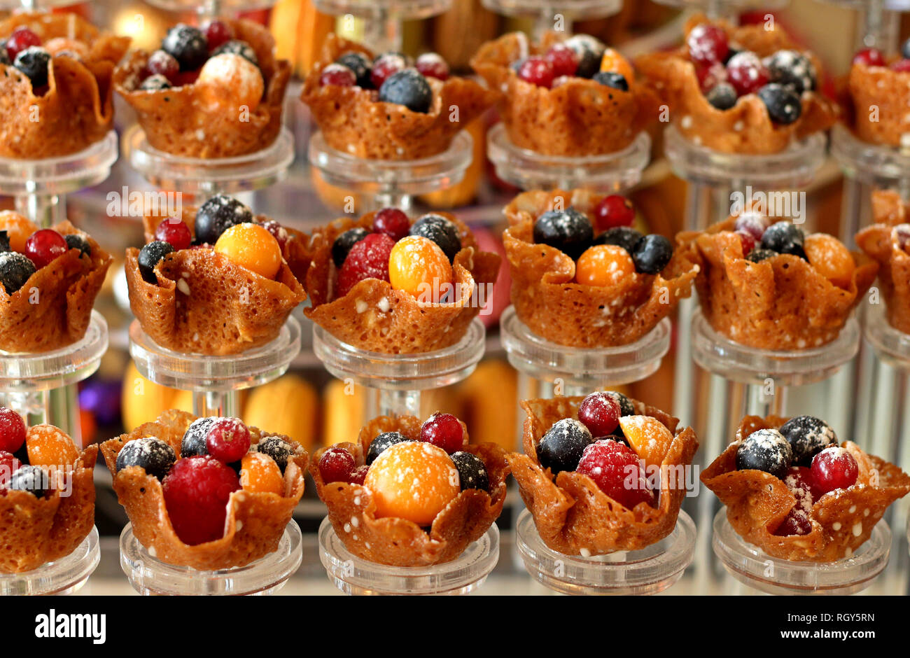 Il brandy snap cookies con frutti di bosco freschi Foto Stock