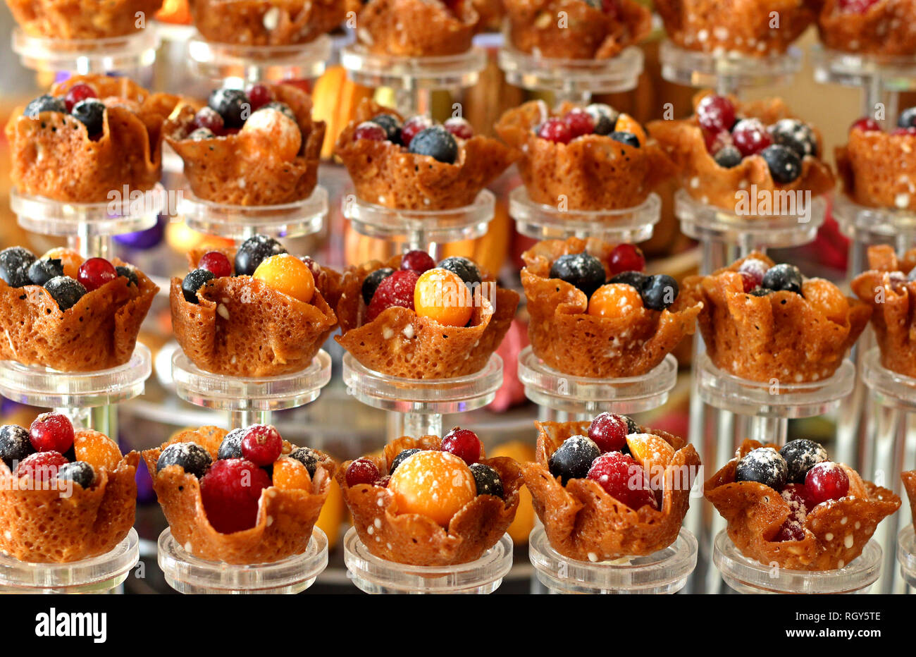 Il brandy snap cookies con frutti di bosco freschi Foto Stock