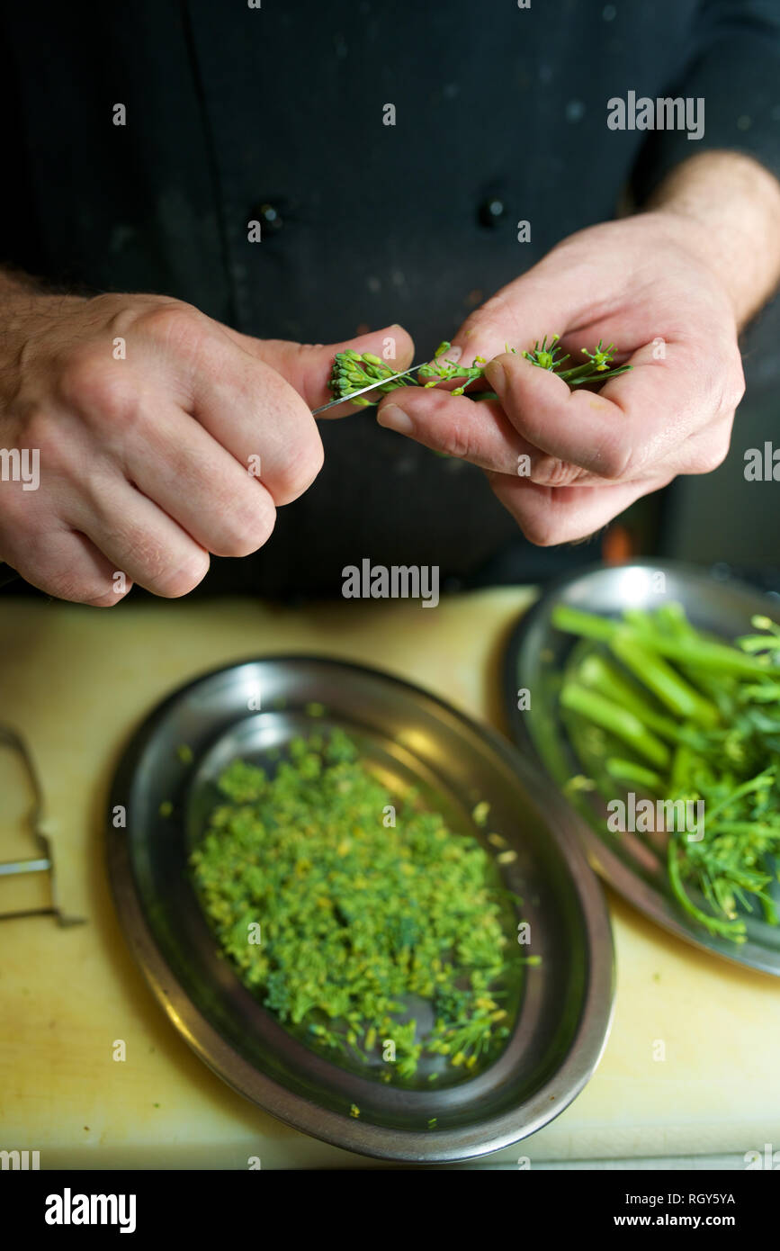 Preparazione delle verdure in un ristorante. Foto Stock