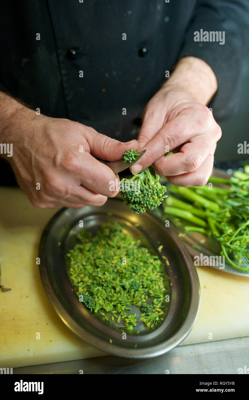 Preparazione delle verdure in un ristorante. Foto Stock
