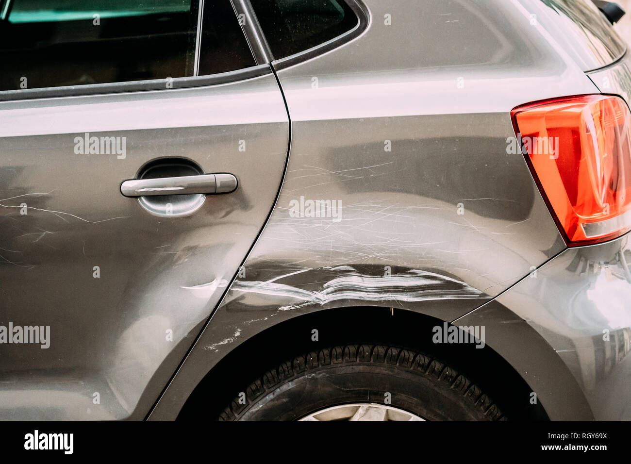 Rotto graffiato Parafango posteriore auto. Graffiato con profondi danni  alla vernice. Close up Foto stock - Alamy