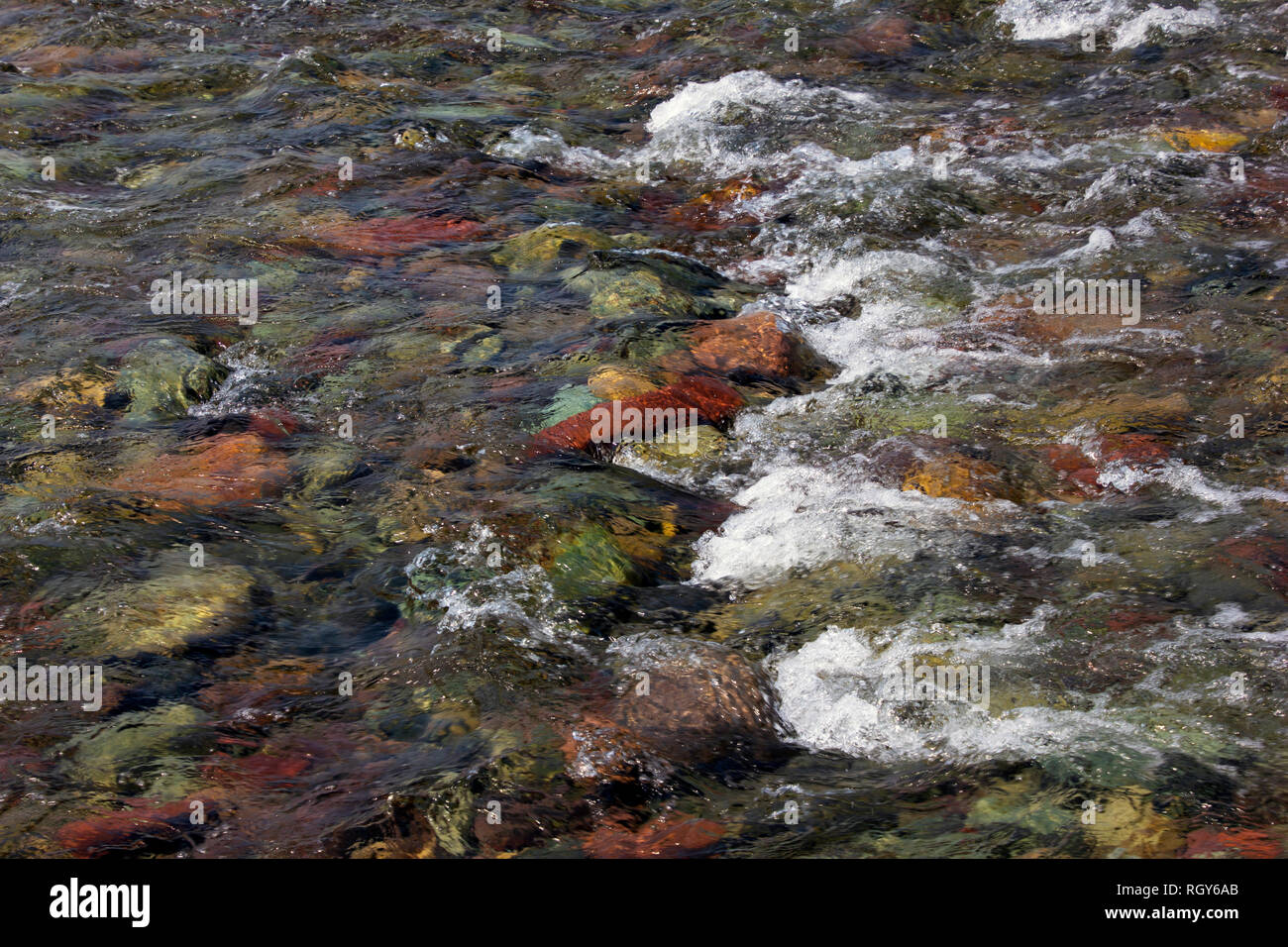 Bello e colorato le rocce in testa piana River, il Parco Nazionale di Glacier, Montana, USA. Panorama mozzafiato, mostrando come la bellissima natura può essere Foto Stock