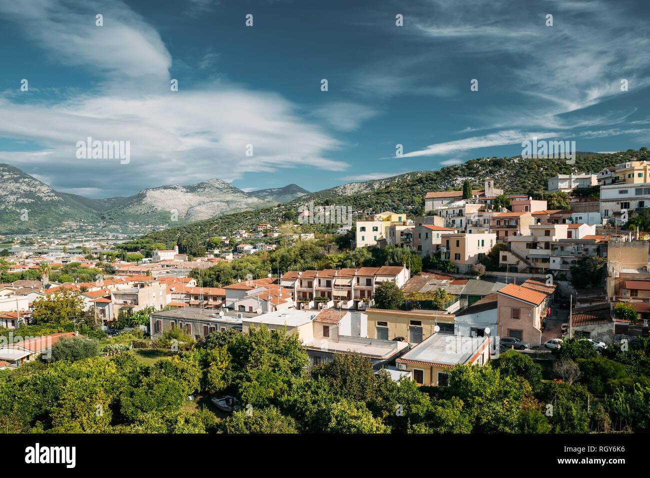 Terracina, Italia. Vista superiore della zona residenziale. Paesaggio collinare in estate giornata di sole sotto il blu cielo nuvoloso. Foto Stock