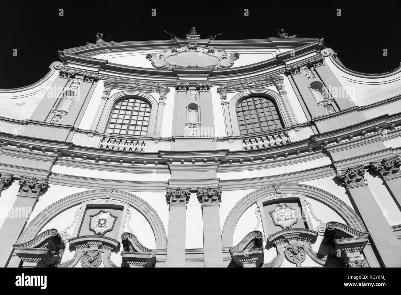 A Vigevano e Pavia, Lombardia, Italia: la storica piazza principale della città, conosciuta come Piazza Ducale. In bianco e nero Foto Stock