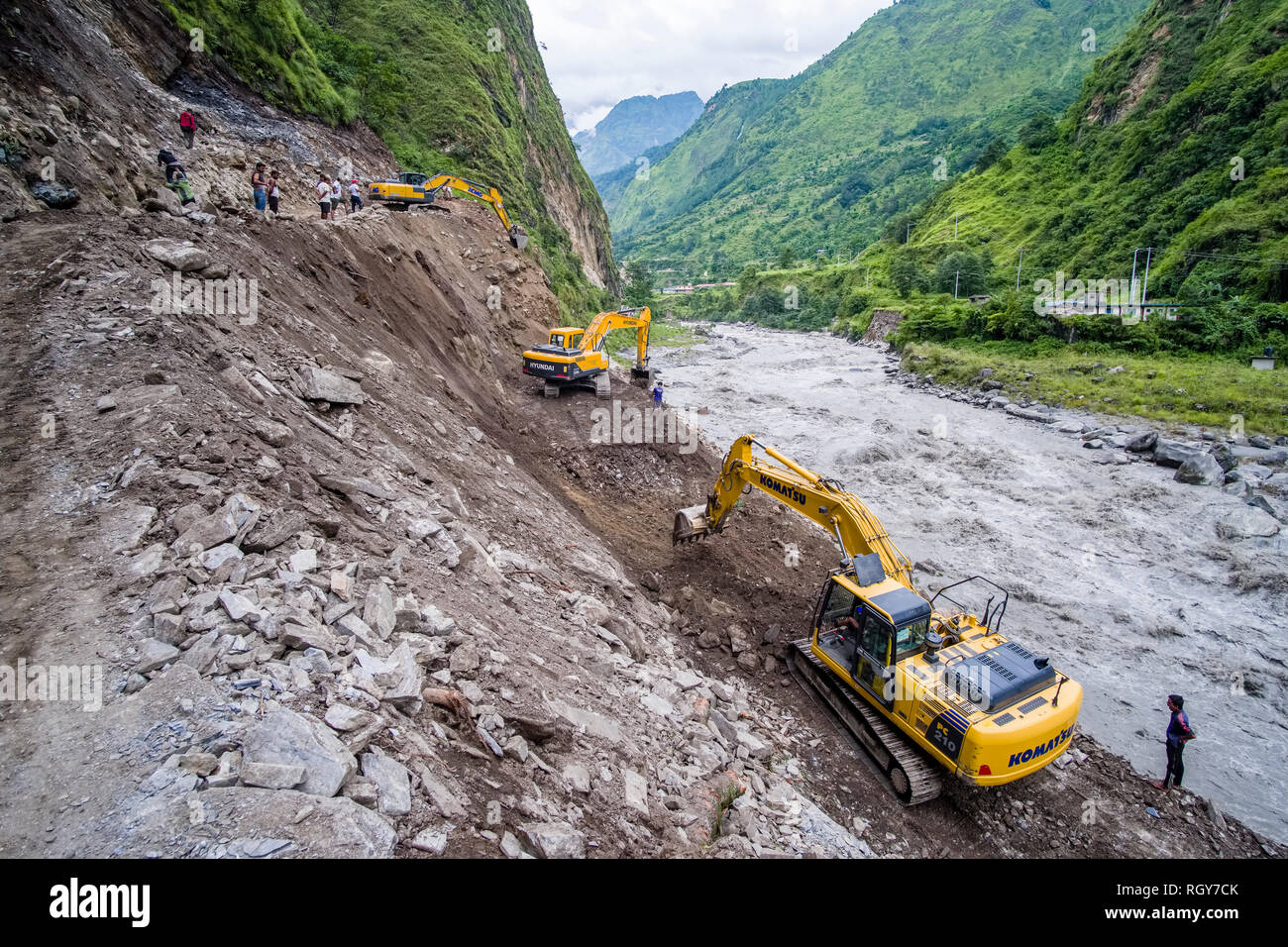 I bruchi sono la riparazione di una strada distrutta da una frana durante forti piogge monsoniche in Kali Gandaki valley Foto Stock