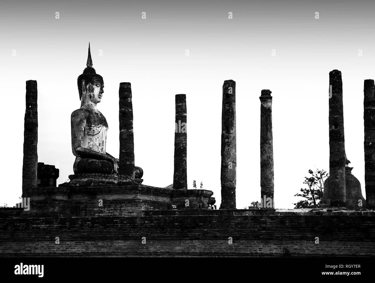 Statua del Buddha, Wat Mahathat tempio. Sukhothai Historical Park, Thailandia Foto Stock