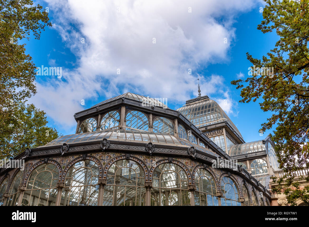 Madrid, Spagna - 2 Novembre 2018: vista esterna del Crystal Palace , Palacio de Cristal, nel Parco del Retiro. Vista contro il cielo blu. Foto Stock