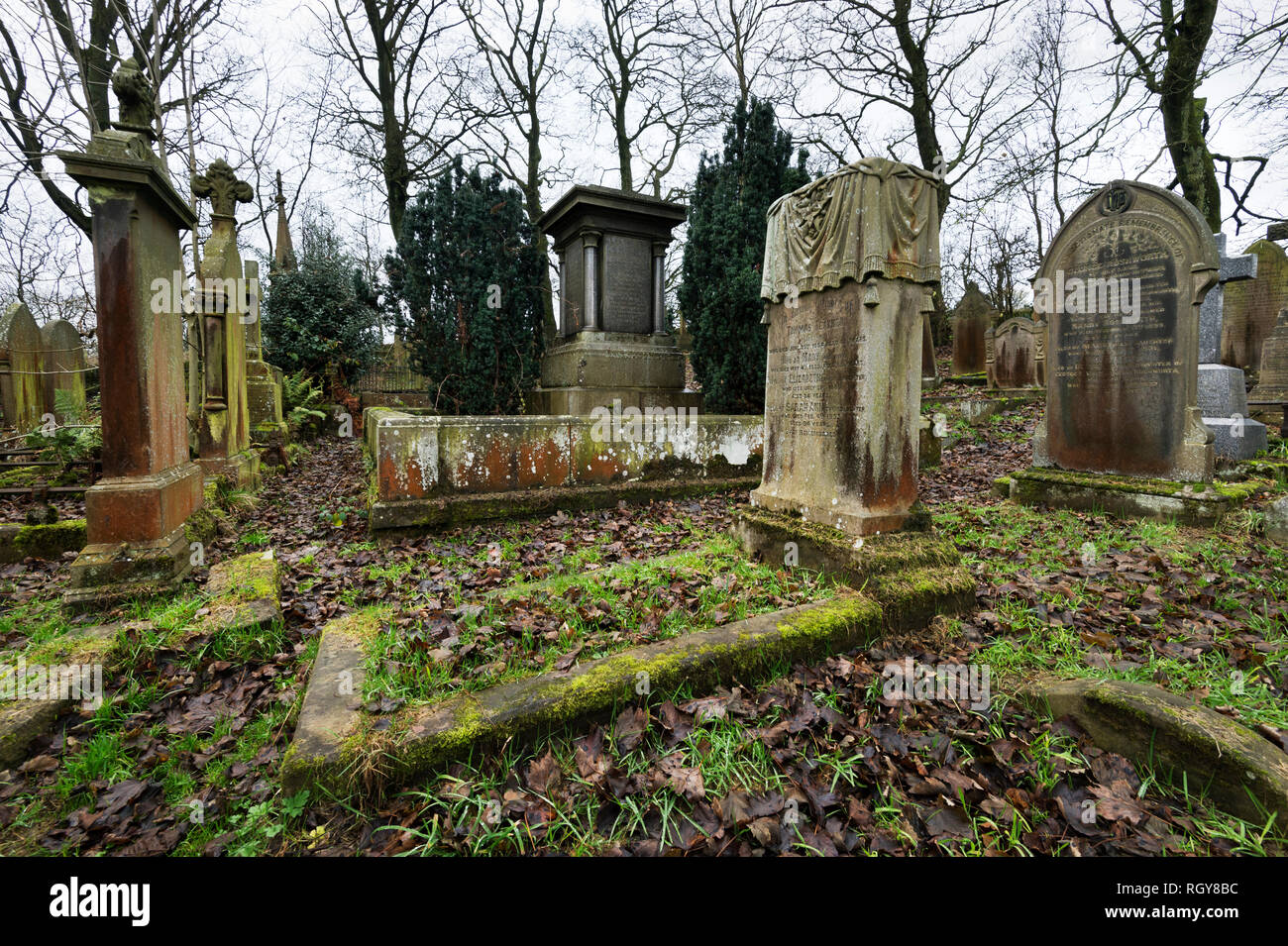 Tombe nel sagrato della chiesa di San Michele e Tutti gli Angeli' Church, Haworth, West Yorkshire. La chiesa è famosa per la sua associazione con la Brontes. Foto Stock