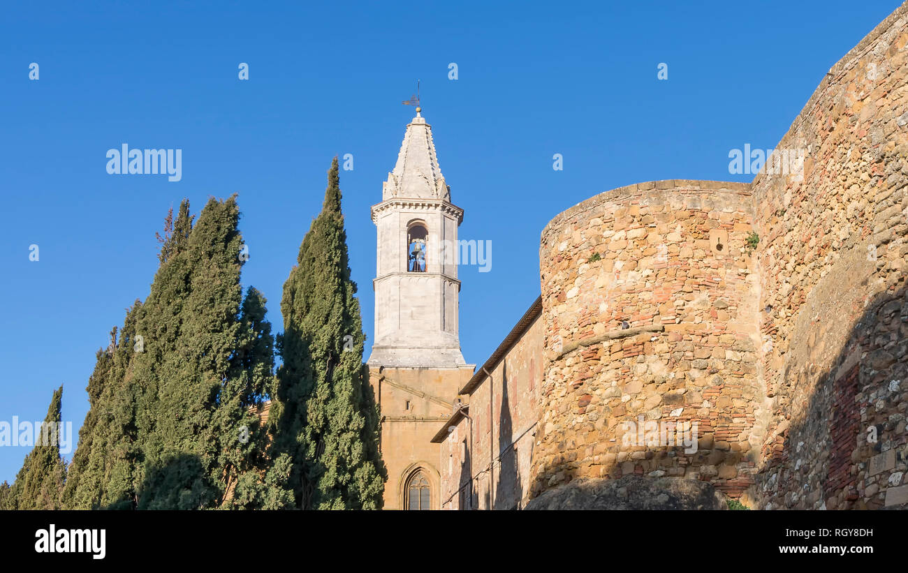 Le mura e la torre campanaria del Duomo di Pienza illuminata dal sole del mattino, Siena, Toscana, Italia Foto Stock