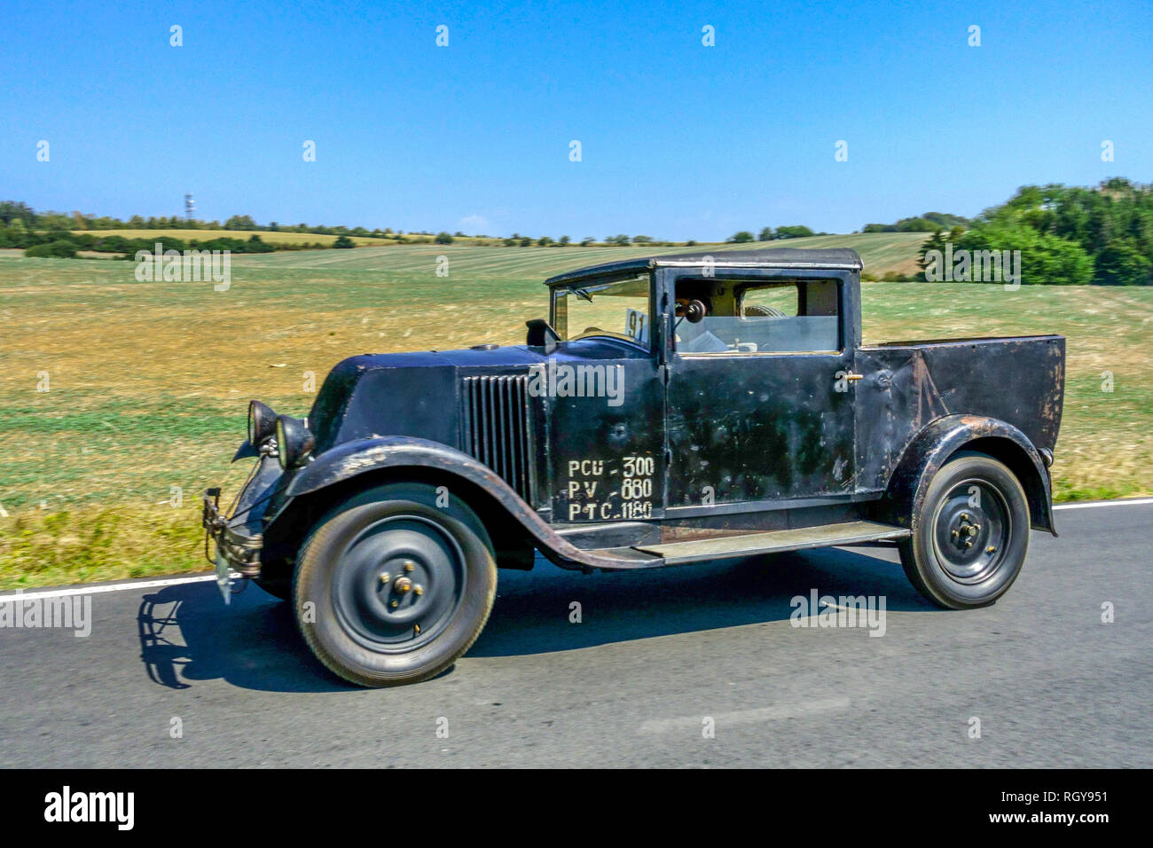 Renault NN1928 Renault 6 CV auto d'epoca su strada di campagna, Repubblica Ceca Foto Stock