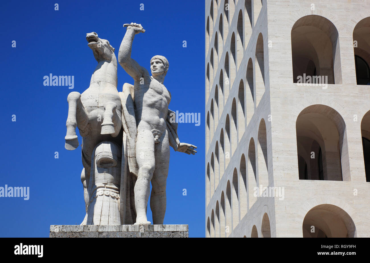 Statua am Palazzo della Civilta Italiana, Colosseo Quadrato, auch Palazzo della Civilta del Lavoro, Colosseo quadrato, Esposizione Universale di Roma, Foto Stock