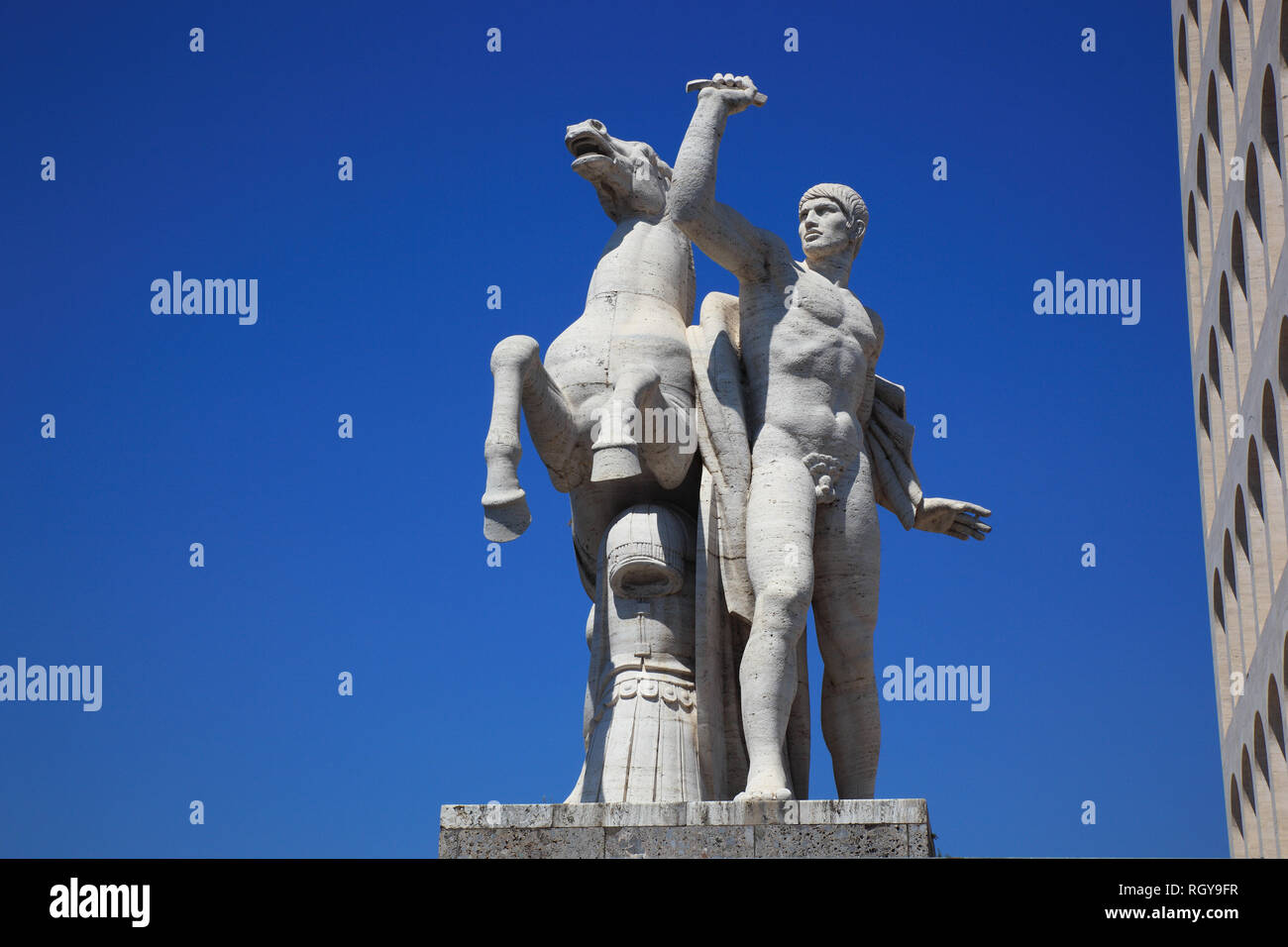 Statua am Palazzo della Civilta Italiana, Colosseo Quadrato, auch Palazzo della Civilta del Lavoro, Colosseo quadrato, Esposizione Universale di Roma, Foto Stock