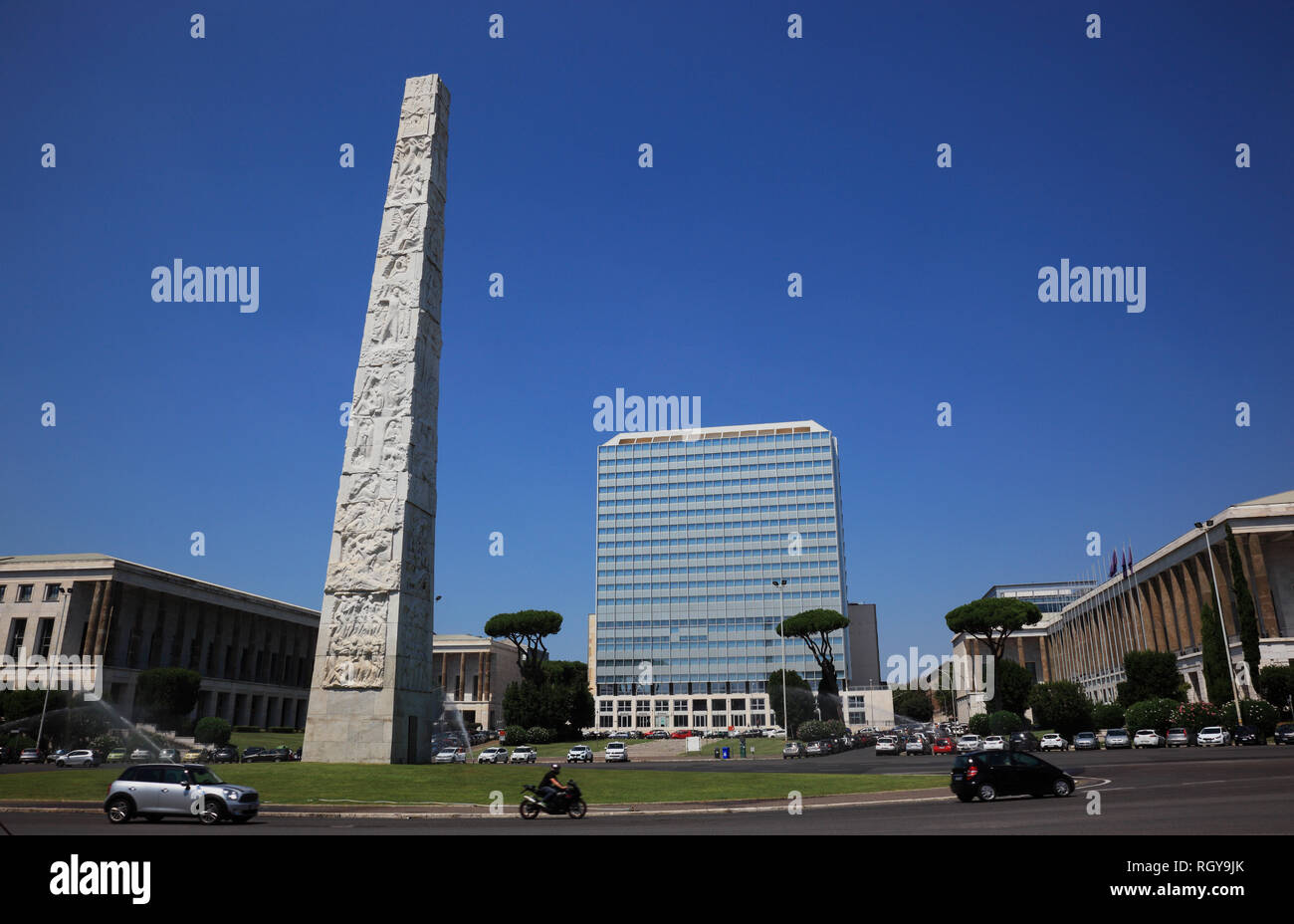 Piazza Guglielmo Marconi und Stele Obelisco di Marconi und Gebäude der Unogas Energia Spa, Esposizione Universale di Roma, Weltausstellung Rom, EUR, ho Foto Stock