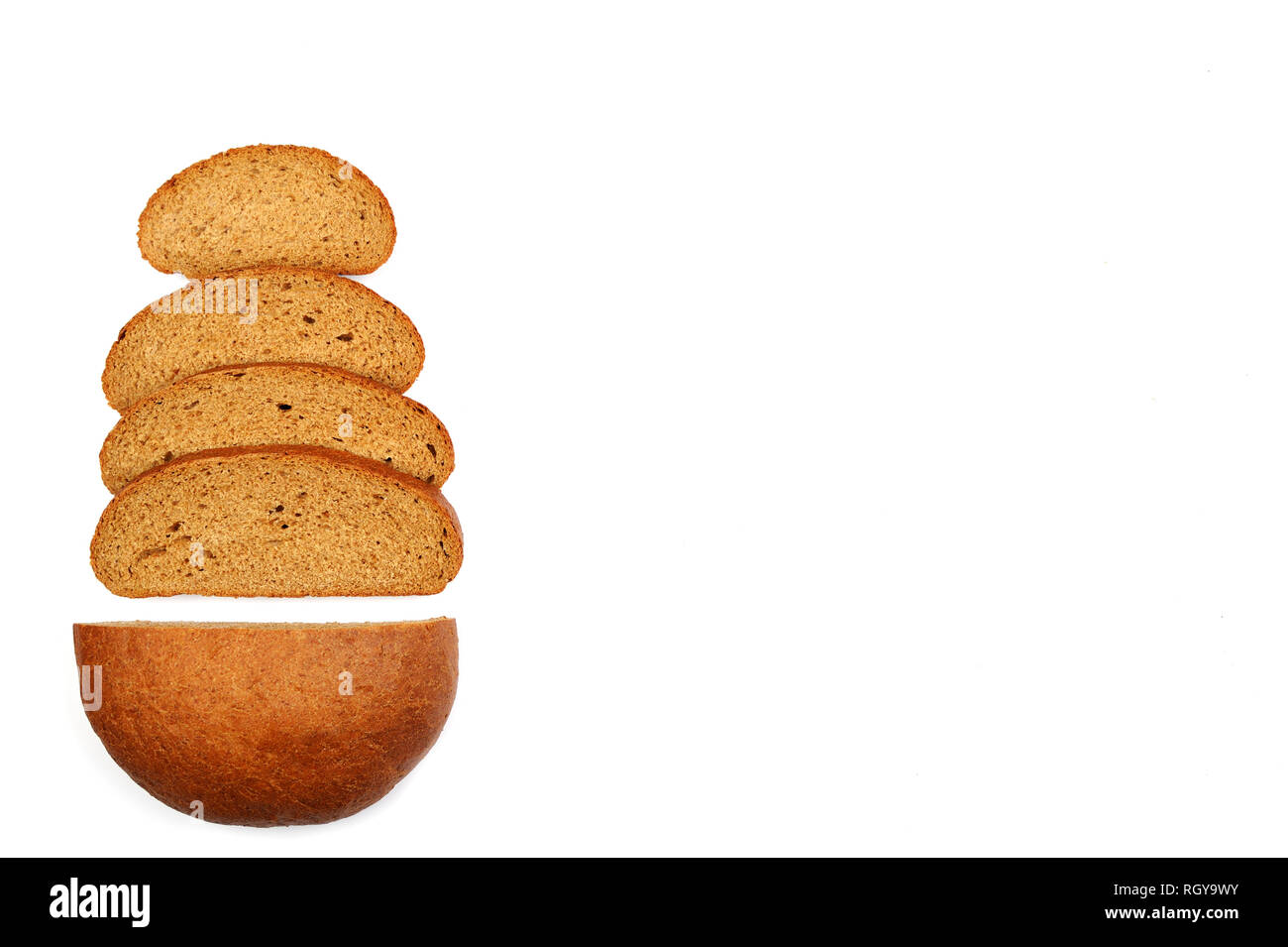 Immagine del round fette di pane di segale con spazio per il testo. Pane fatto con farina di segale .contiene una grande quantità di fibre e una piccola quantità di grasso. Vista superiore Foto Stock