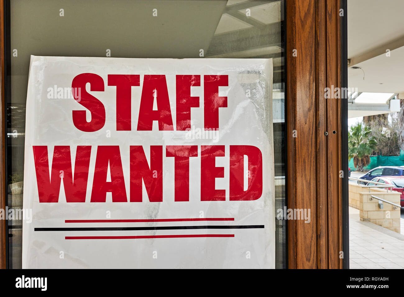Il personale ha voluto - posto di lavoro vacante annuncio in una vetrina Foto Stock