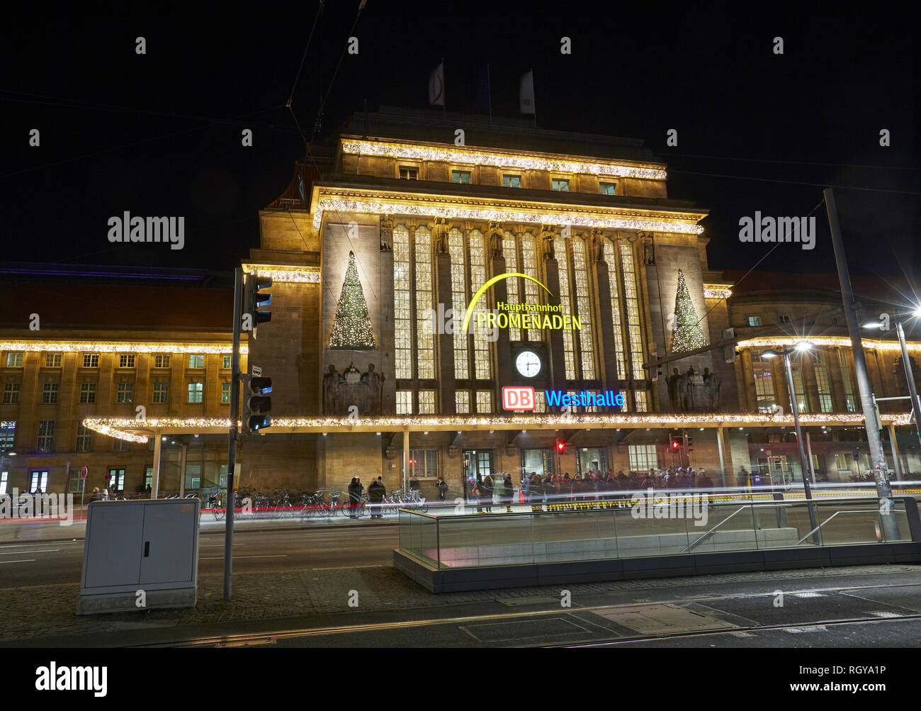 La facciata della stazione ferroviaria centrale di Lipsia illuminata di notte Foto Stock