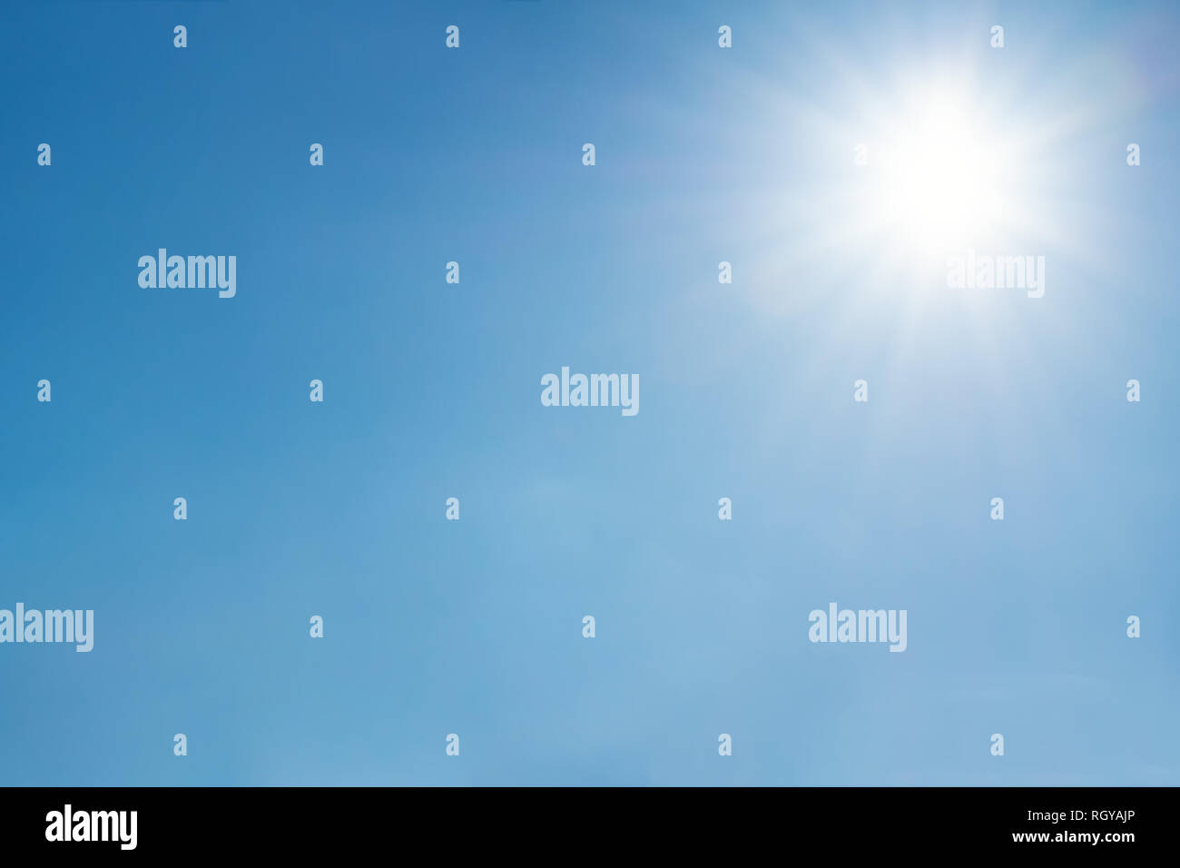 Cielo sereno con sole e raggi solari. Ore diurne e buone condizioni meteorologiche Foto Stock
