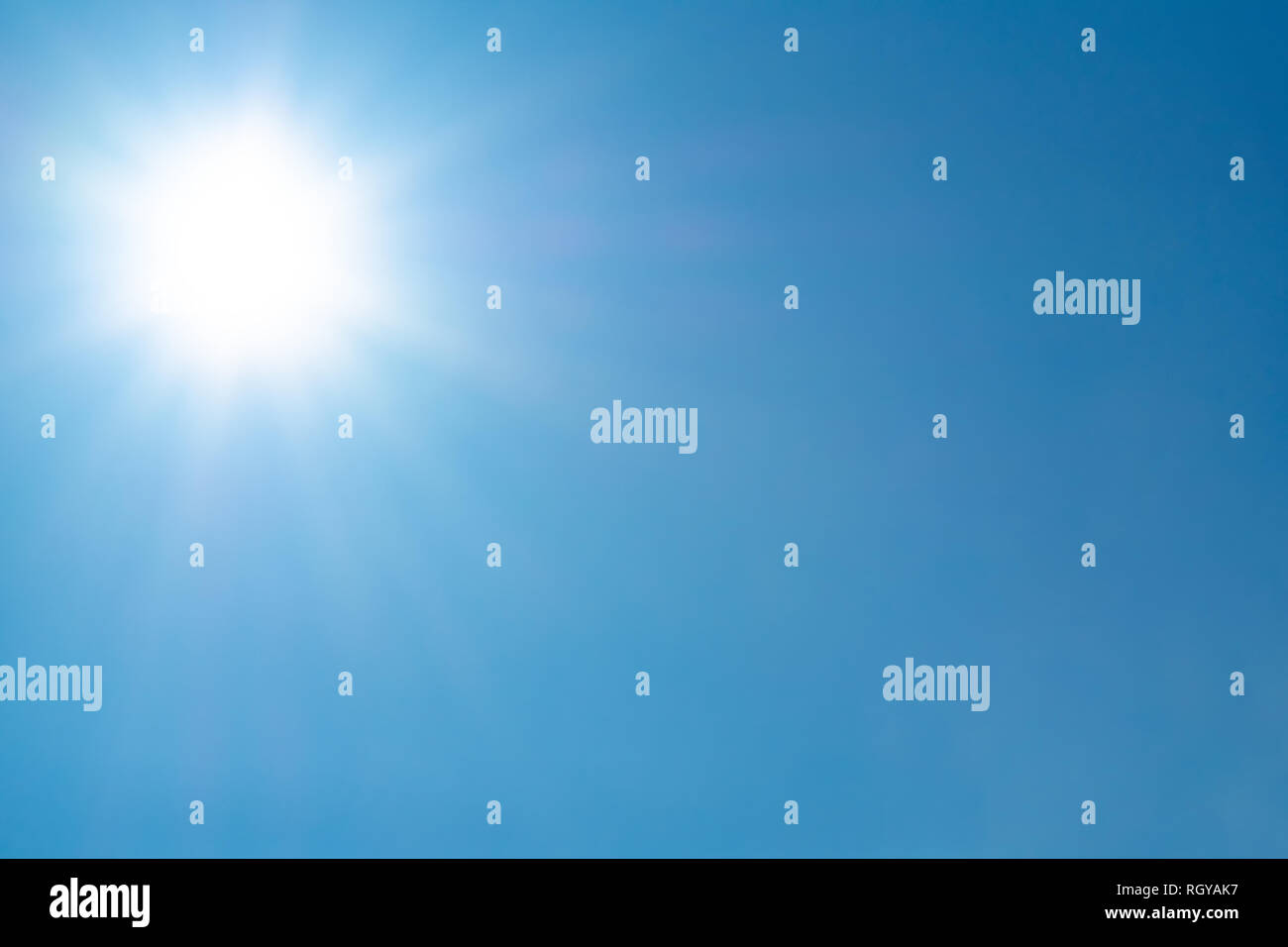 Cielo sereno con sole e raggi solari. Ore diurne e buone condizioni meteorologiche Foto Stock