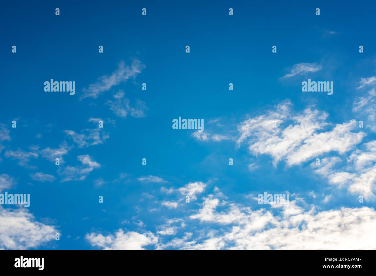 Il cielo blu con nuvole bianche. Ore diurne e buone condizioni meteorologiche Foto Stock