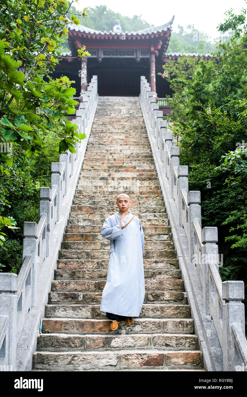 Monaco Shaolin, camminando su di un tempio scale Foto Stock