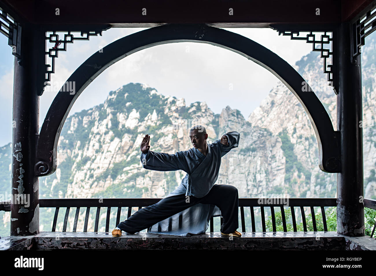 Monaco Shaolin è la formazione nel tempio di montagna Foto Stock