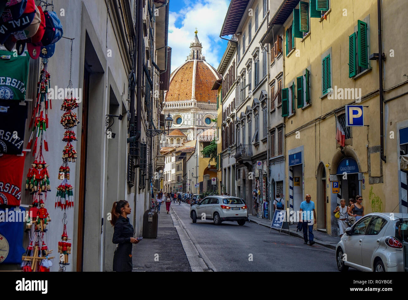 Firenze, Toscana / Italia - 09.15.2017: Cityscape strade di Firenze con il duomo di Firenze alla fine Foto Stock