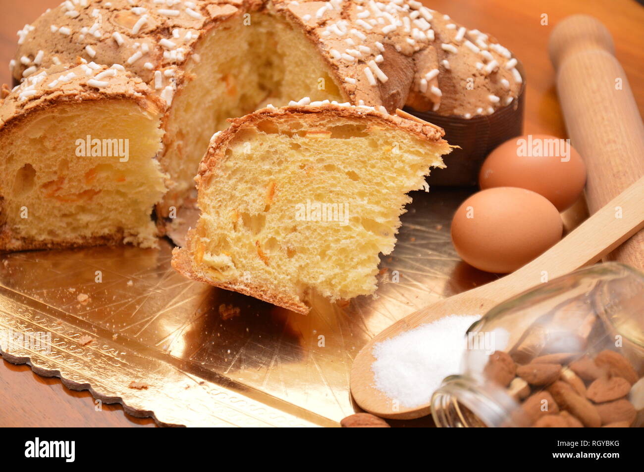 Tradizionale torta italiana per la festa di pasqua colomba di pasqua dessert Foto Stock