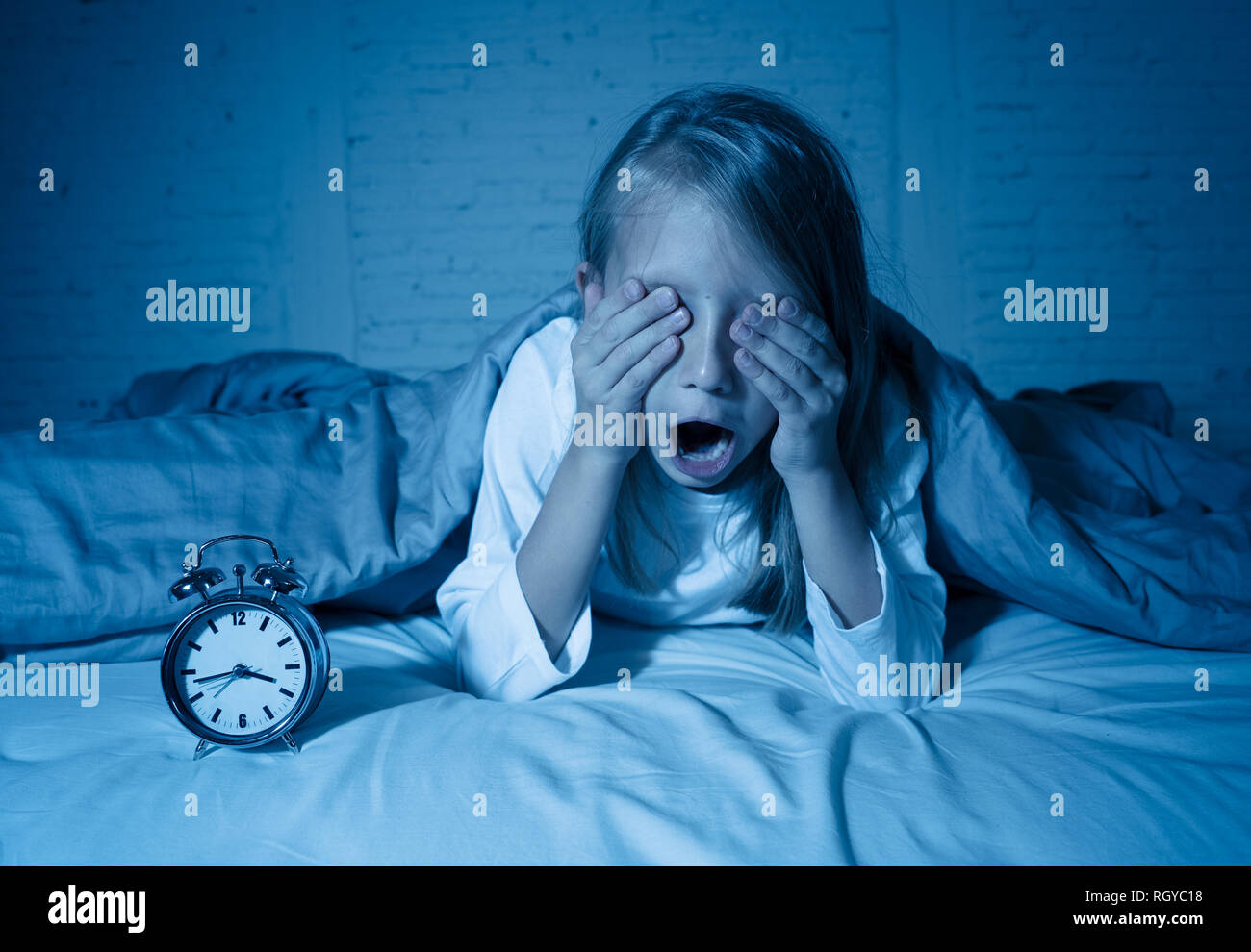 Carino insonne bambina nel letto sveglio nel mezzo della notte in cerca stanchi avendo problemi di soggiorno addormentato durante la notte o di svegliarsi troppo presto in Ins Foto Stock