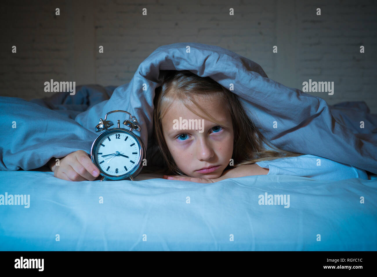 Carino insonne bambina nel letto sveglio nel mezzo della notte in cerca stanchi avendo problemi di soggiorno addormentato durante la notte o di svegliarsi troppo presto in Ins Foto Stock