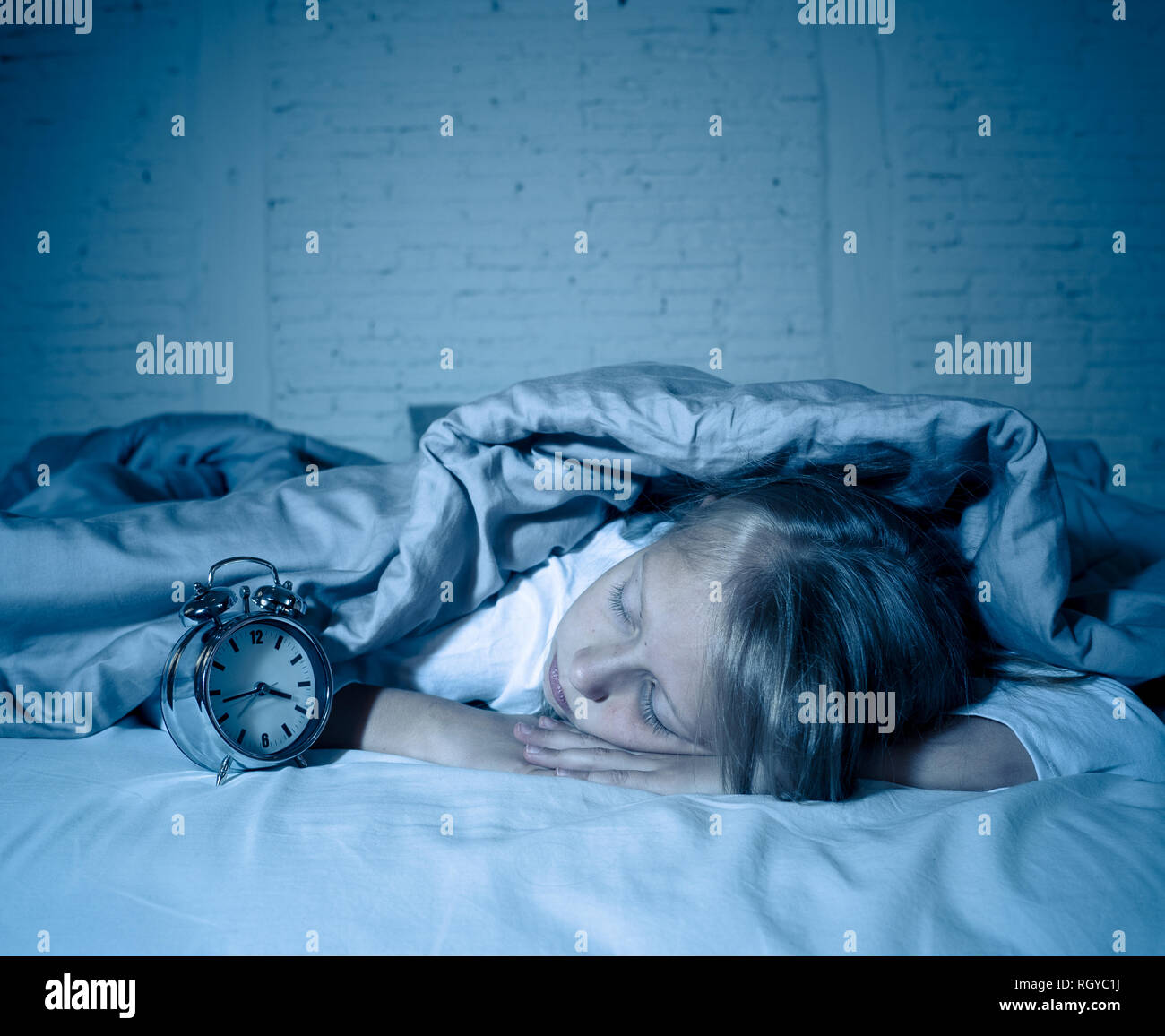 Carino insonne bambina giacente a letto guardando triste e stanco aventi disturbi del sonno soggiorno addormentato durante la notte o alla riattivazione troppo presto la mattina in I Foto Stock