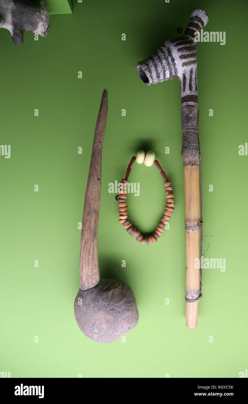 Tubo di fumo, collana di perle, fighting club. Anuak persone. Africa orientale (Sud Sudan, Etiopia). Foto Stock